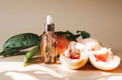 Antioksidanti so ključni za nego kože. Od vitamina C do resveratrola – odkrijte, kako zaščititi kožo pred staranjem in prostimi radikali.