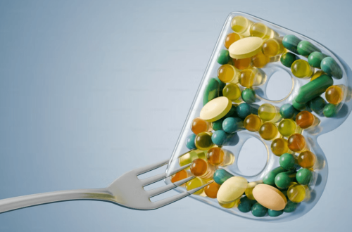 Niacinamid je ključen za sijočo kožo, a večji odstotki niso vedno boljši. Odkrijte, kako pravilno uporabljati vitamin B3 brez draženja in za najboljše rezultate.