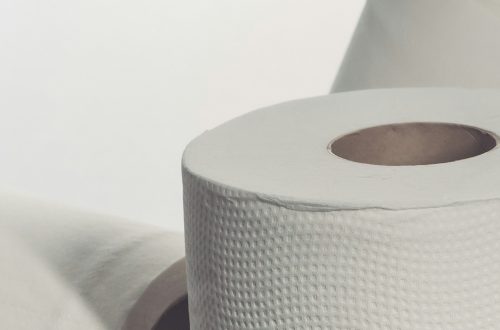 reciklirane papirnate brisače niso vedno varne za stik s hrano? Preverite rezultate testa ZPS, kjer so odkrili bisfenole in bakterije.